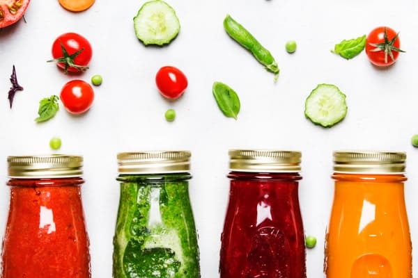 smoothie czerwone, zielone i pomarańczowe